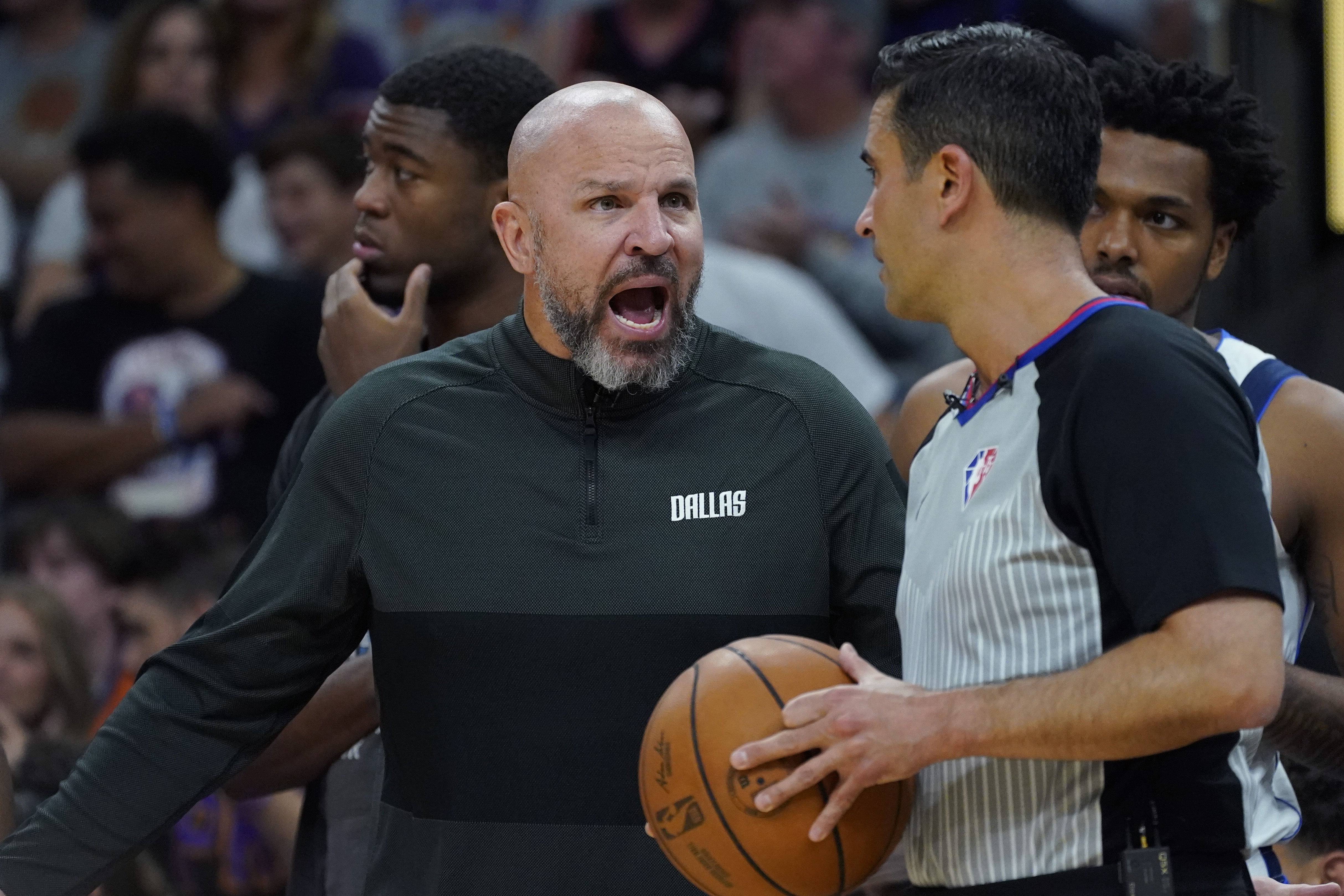 76人主帅怒怼裁判,遭罚款 76人主帅怒怼裁判,遭罚款