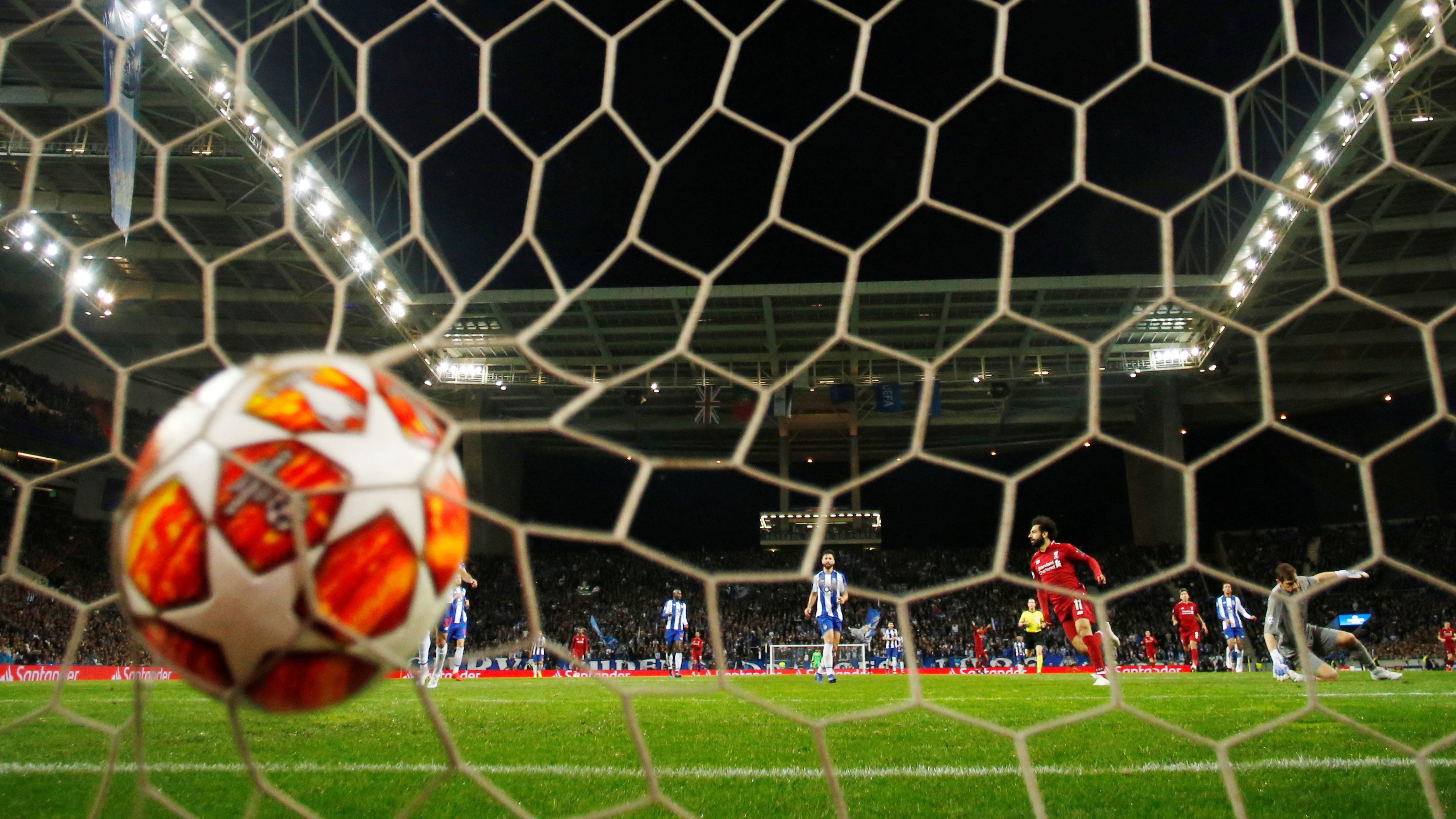 足球比赛中球队展现出非凡实力获得胜利 足球比赛中球队展现出非凡实力获得胜利