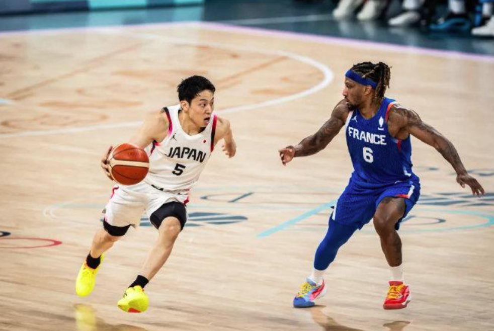 儿童篮球选拔赛事中才华横溢的年轻球员