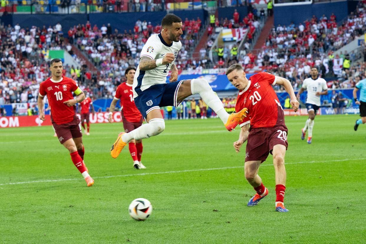 英格兰队发挥稳定,轻松晋级欧洲杯淘汰赛 英格兰队发挥稳定,轻松晋级欧洲杯淘汰赛