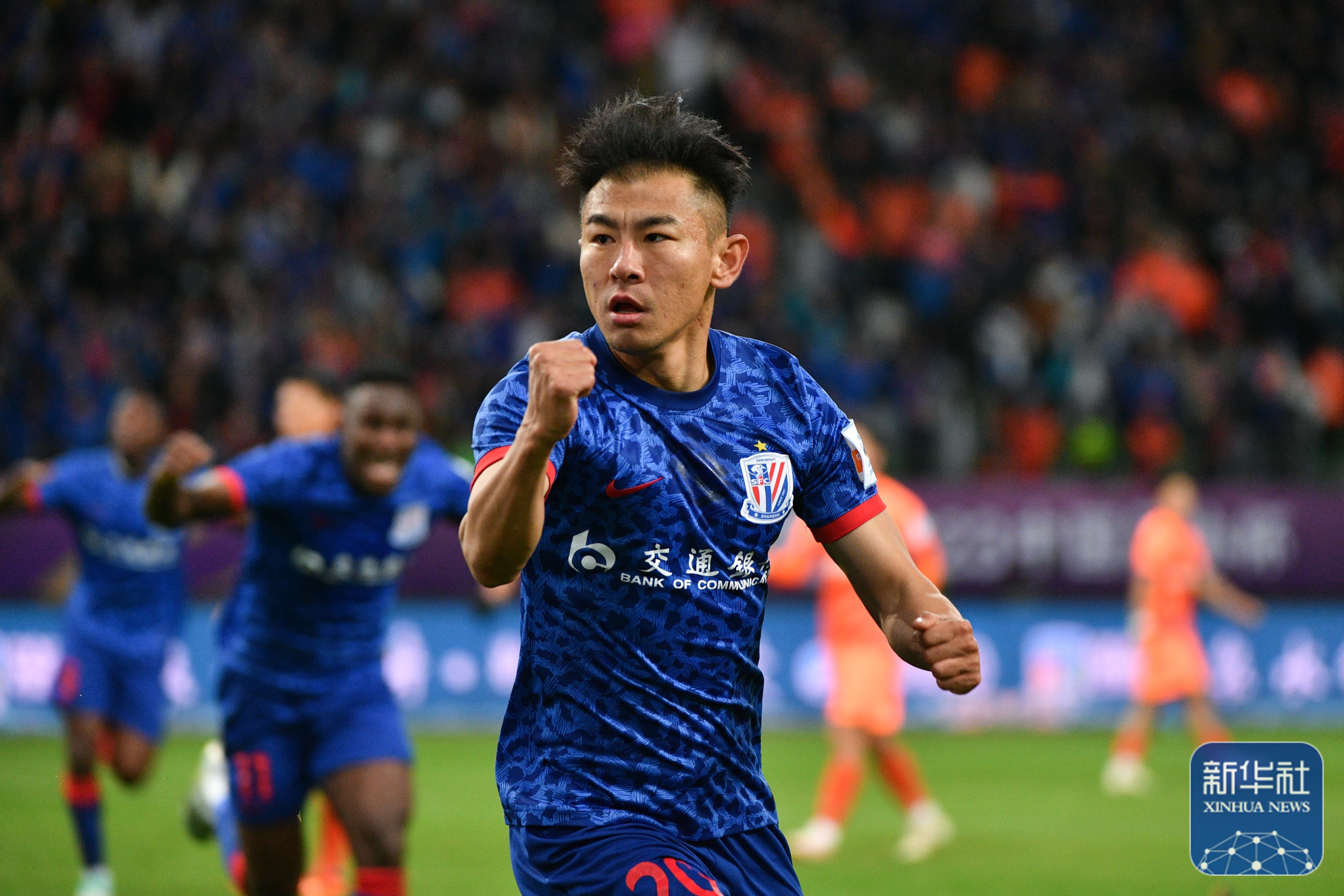 上海绿地申花队在比赛中获得了胜利,士气高昂 上海绿地申花队在比赛中获得了胜利,士气高昂