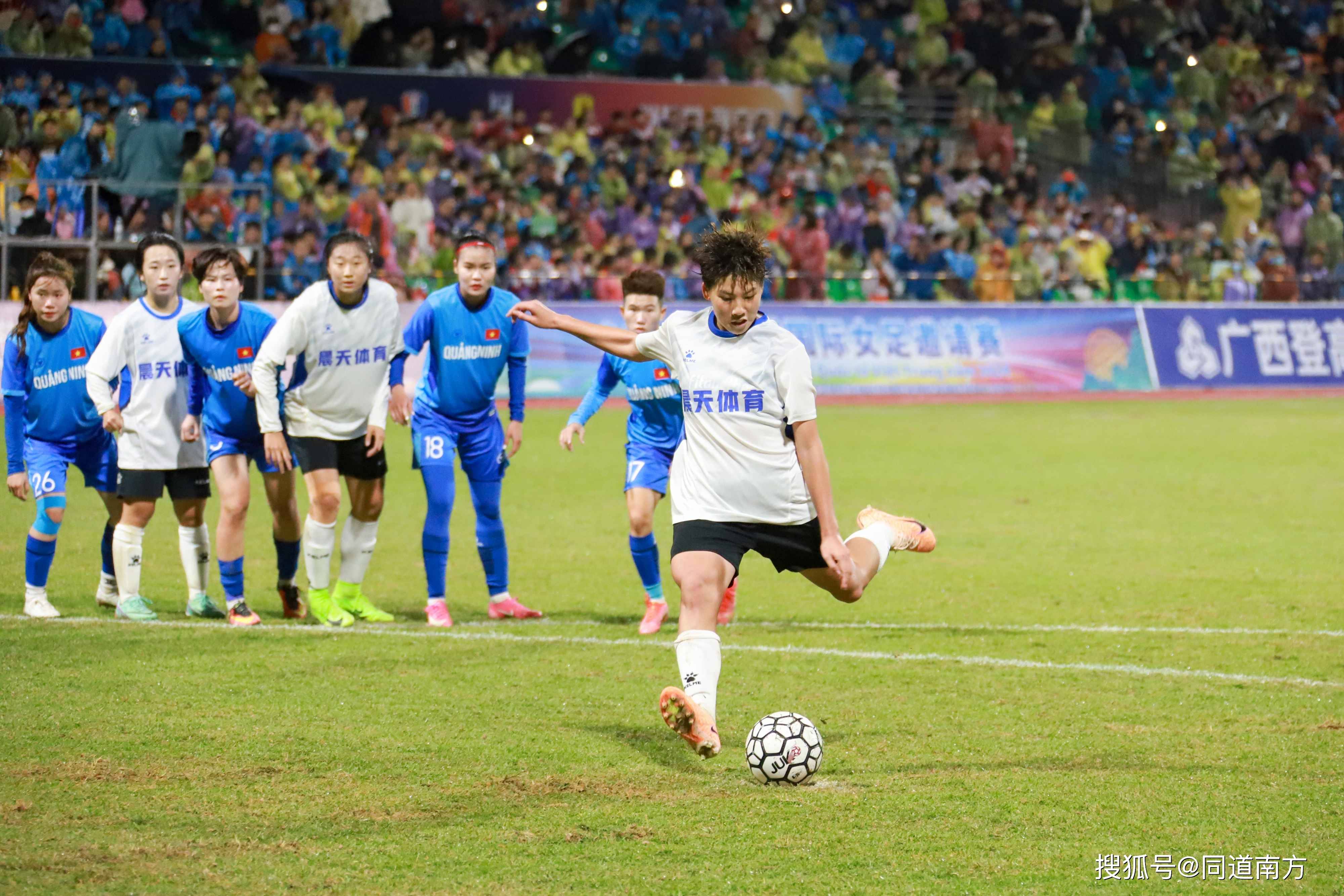 足球职业联赛近期对决精彩纷呈,球迷期待高涨 足球职业联赛近期对决精彩纷呈,球迷期待高涨