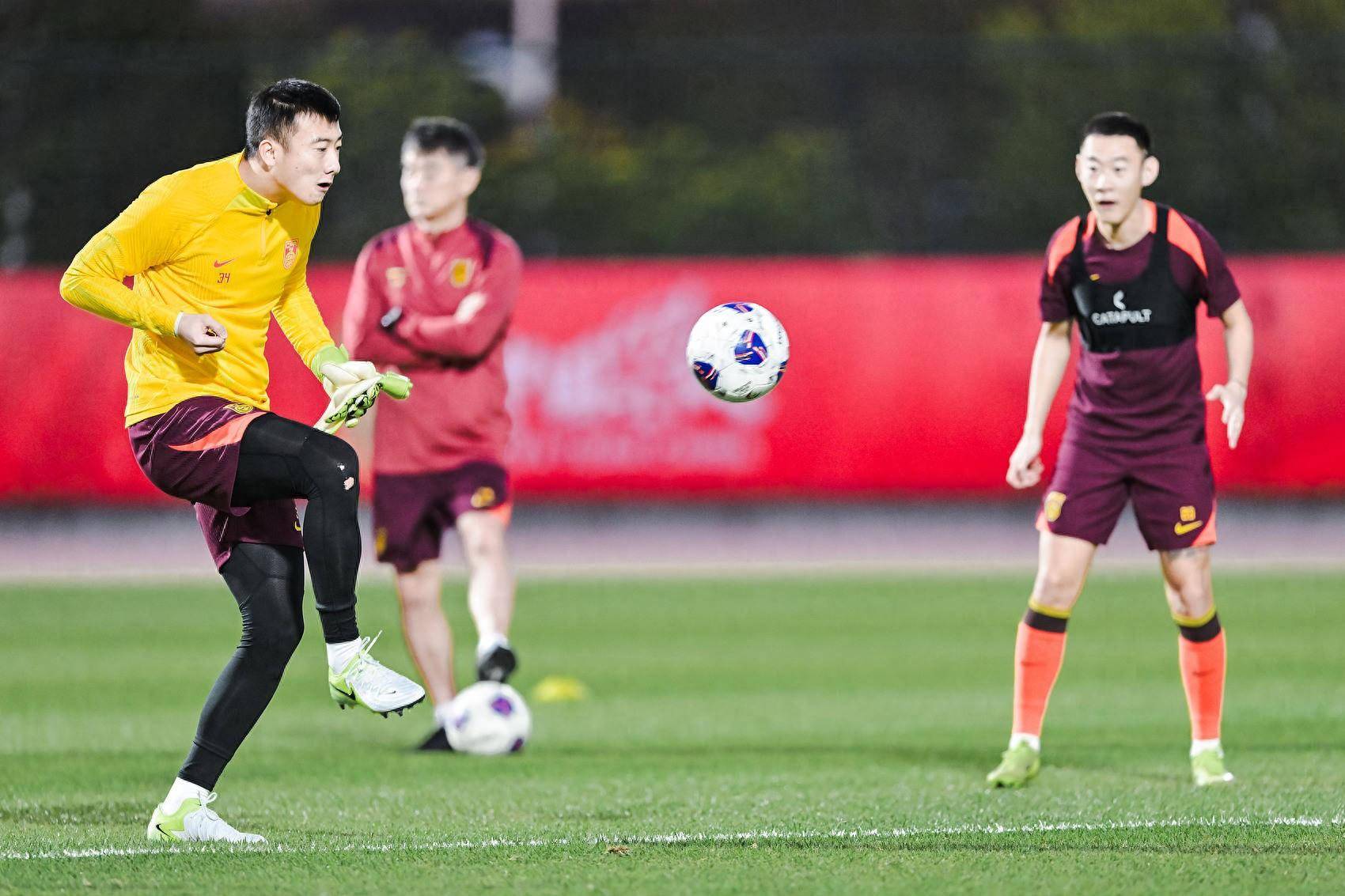 足球职业联赛近期对决精彩纷呈,球迷期待高涨 足球职业联赛近期对决精彩纷呈,球迷期待高涨