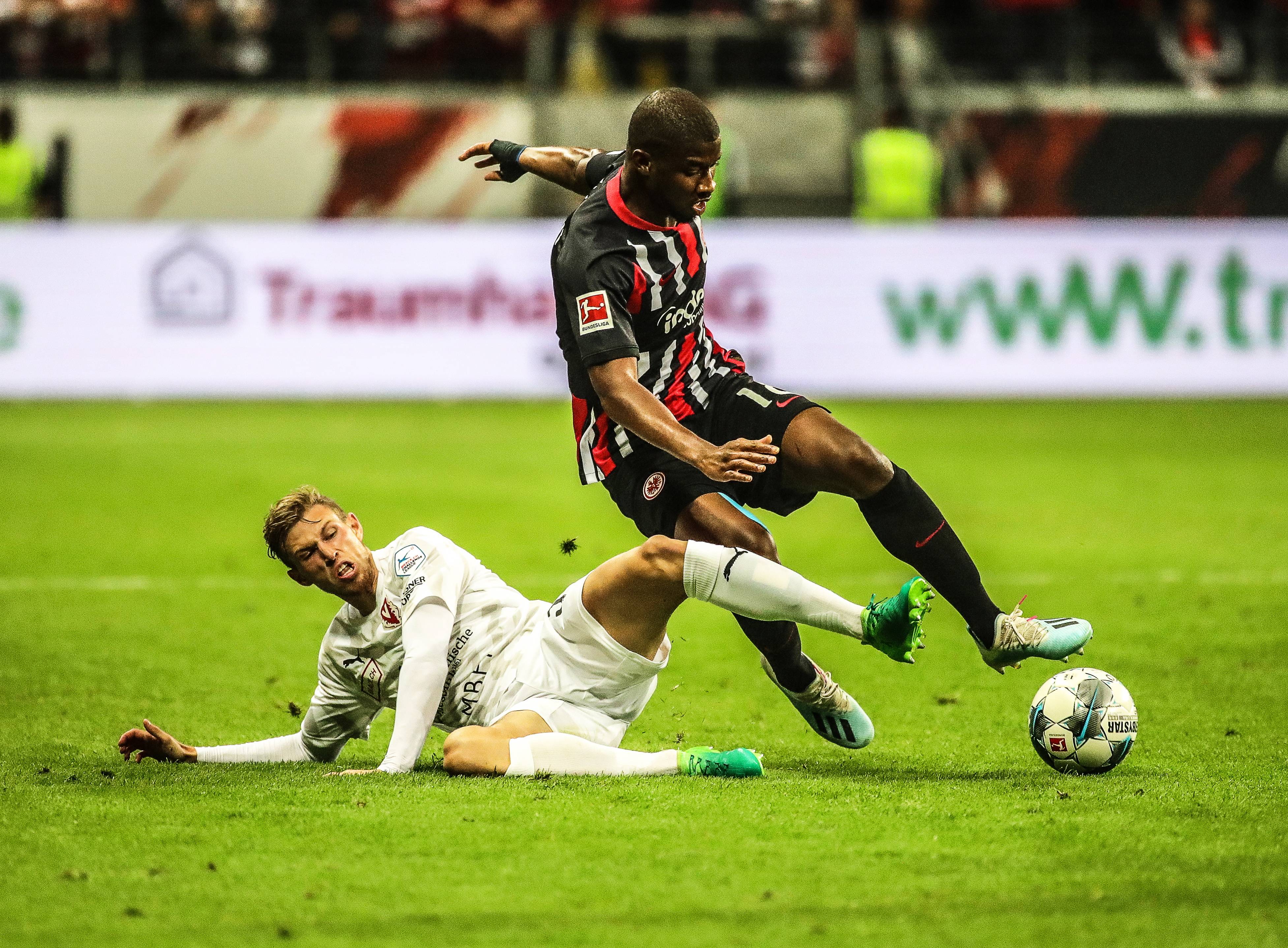 法兰克福球队在比赛中发挥出色,取得胜利 法兰克福球队在比赛中发挥出色,取得胜利