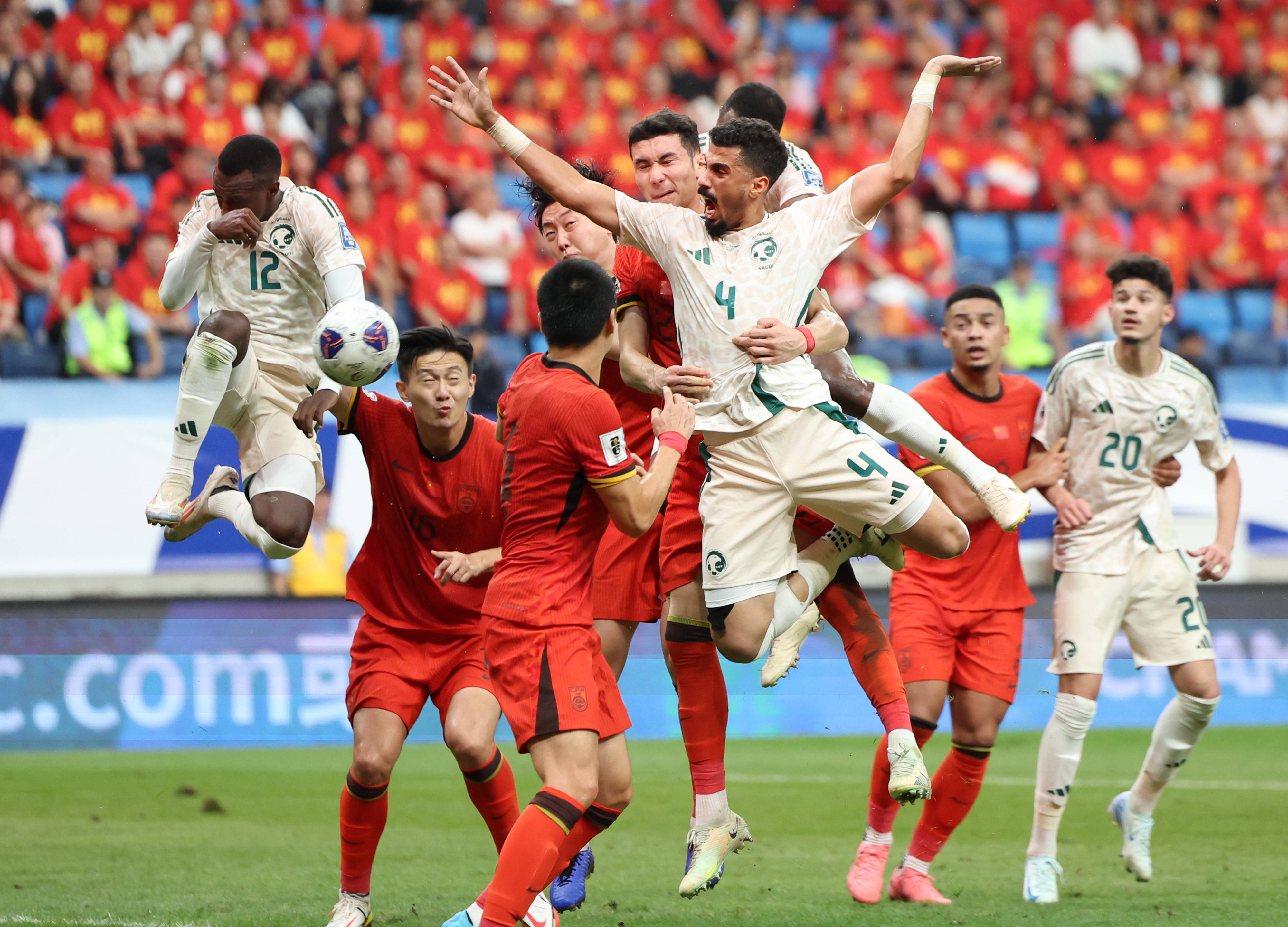 阿尔巴尼亚队力挫欧洲国家联赛对手,取得胜利 阿尔巴尼亚队力挫欧洲国家联赛对手,取得胜利