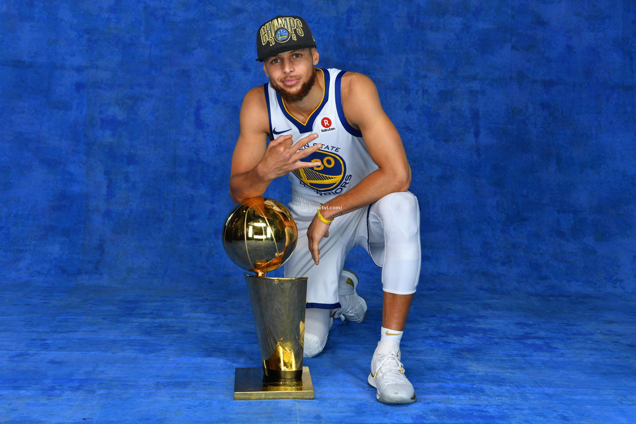 库里在比赛中创造新的三分纪录,成为NBA历史上最顶尖的射手之一 库里在比赛中创造新的三分纪录,成为NBA历史上最顶尖的射手之一