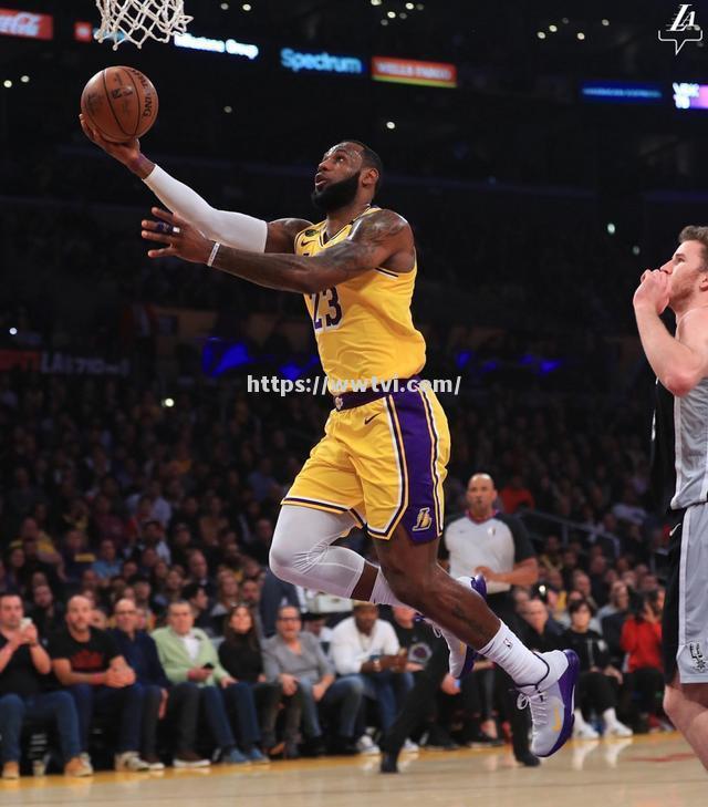 湖人逆袭马刺,詹姆斯砍下关键三分 湖人逆袭马刺,詹姆斯砍下关键三分