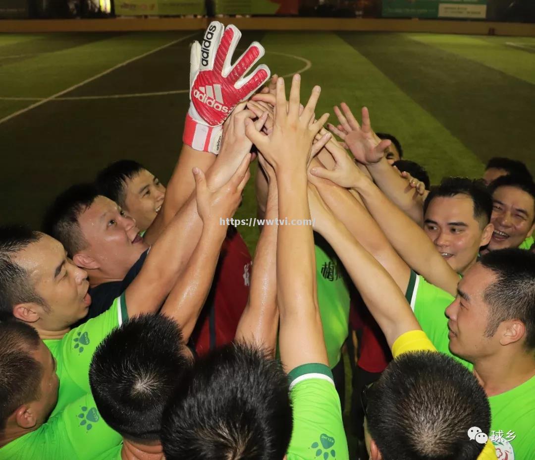 热闹足球赛事氛围,球队拼搏精神 热闹足球赛事氛围,球队拼搏精神