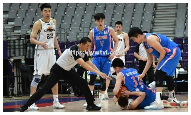 东南球员在比赛中大放异彩,引发热议 东南球员在比赛中大放异彩,引发热议