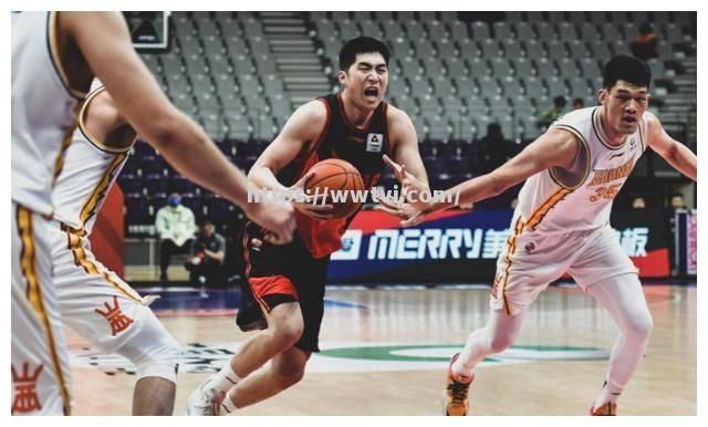 东南球员在比赛中大放异彩,引发热议 东南球员在比赛中大放异彩,引发热议