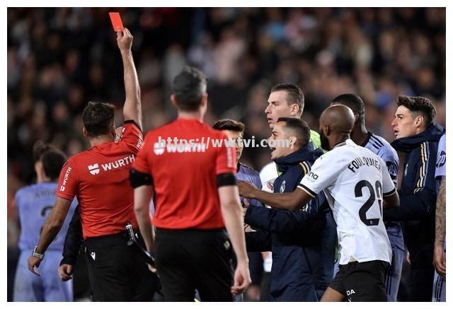 利物浦遭遇阵容调整,出击客场寻求胜利 利物浦遭遇阵容调整,出击客场寻求胜利