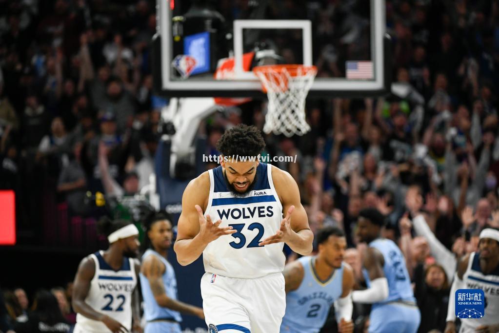 灰熊队球员安德森在比赛中频频破门 灰熊队球员安德森在比赛中频频破门