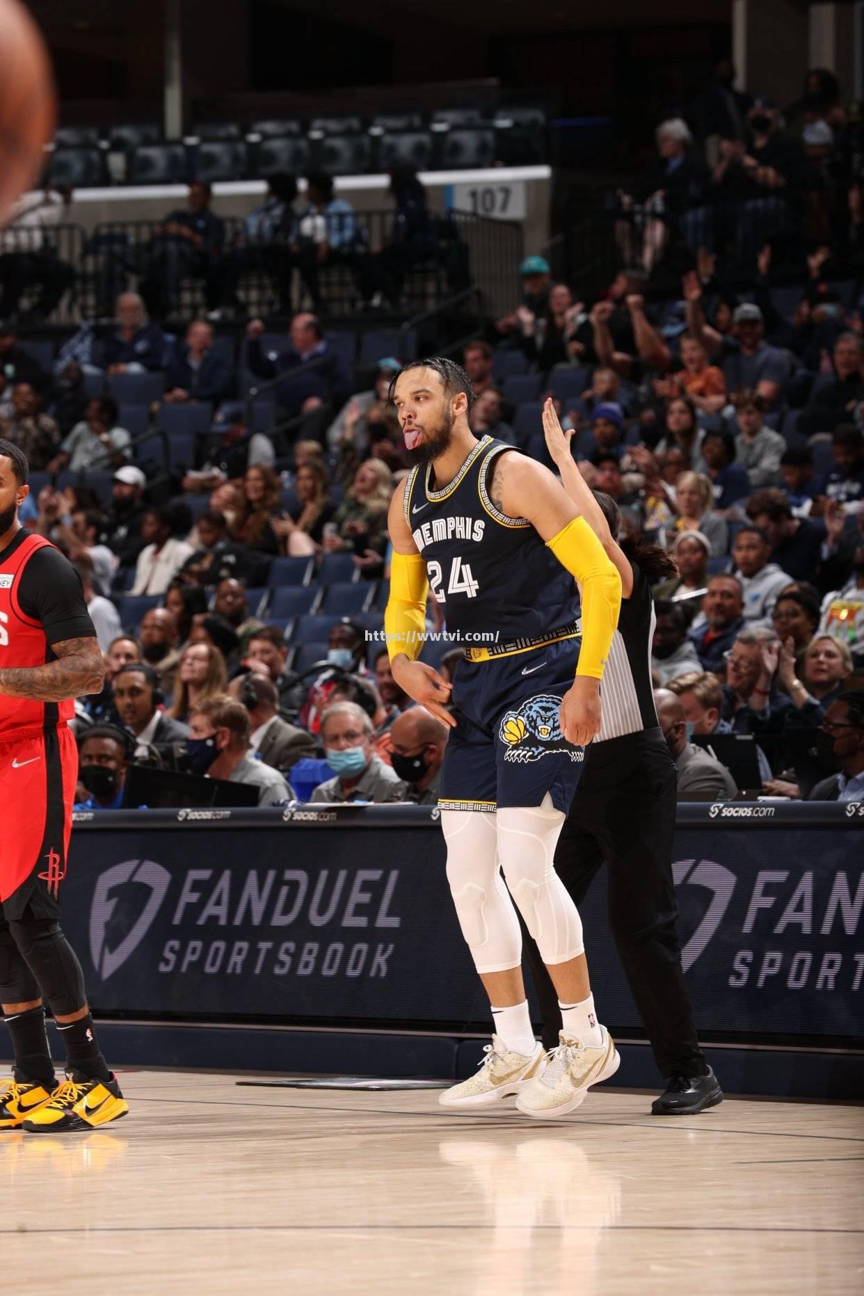 灰熊队球员安德森在比赛中频频破门 灰熊队球员安德森在比赛中频频破门