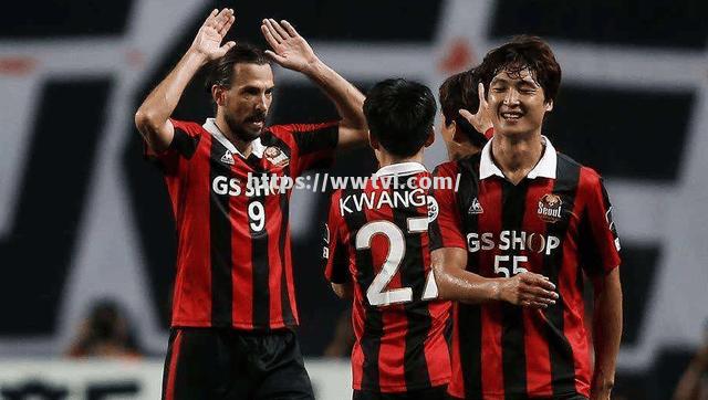 沃尔夫斯堡后卫屡次出击,阵容整齐稳固如铁 沃尔夫斯堡后卫屡次出击,阵容整齐稳固如铁