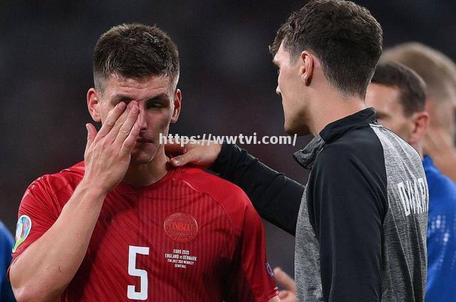 沃尔夫斯堡后卫屡次出击,阵容整齐稳固如铁 沃尔夫斯堡后卫屡次出击,阵容整齐稳固如铁