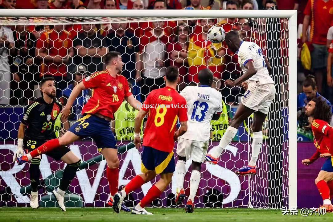 男子篮球赛场上,西班牙队伍娴熟配合,胜利在望 男子篮球赛场上,西班牙队伍娴熟配合,胜利在望