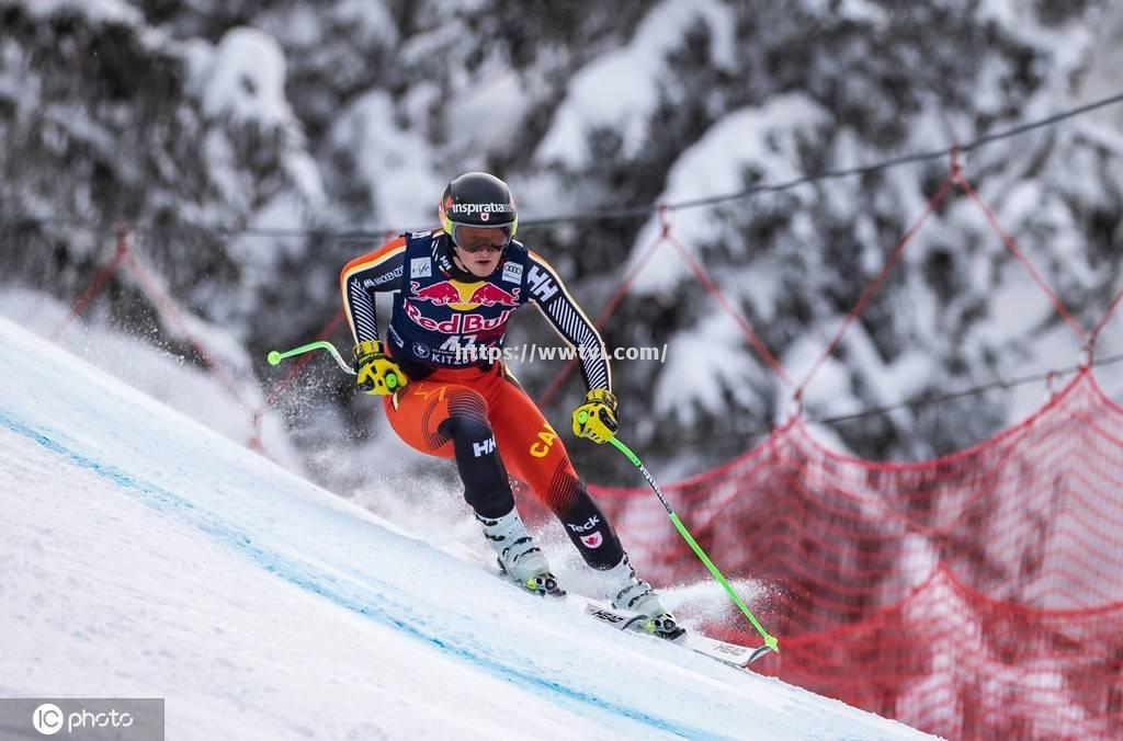 瑞士滑雪选手勇夺第一,为国争光 瑞士滑雪选手勇夺第一,为国争光