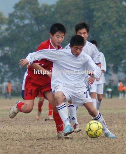 中国足球联赛再掀热潮,球员们为荣誉全力拼搏 中国足球联赛再掀热潮,球员们为荣誉全力拼搏