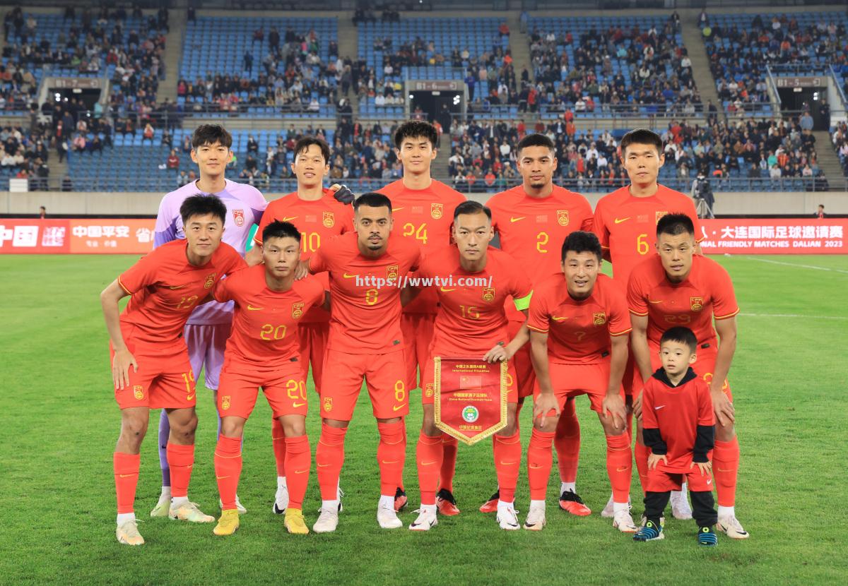 中国足球联赛再掀热潮,球员们为荣誉全力拼搏 中国足球联赛再掀热潮,球员们为荣誉全力拼搏