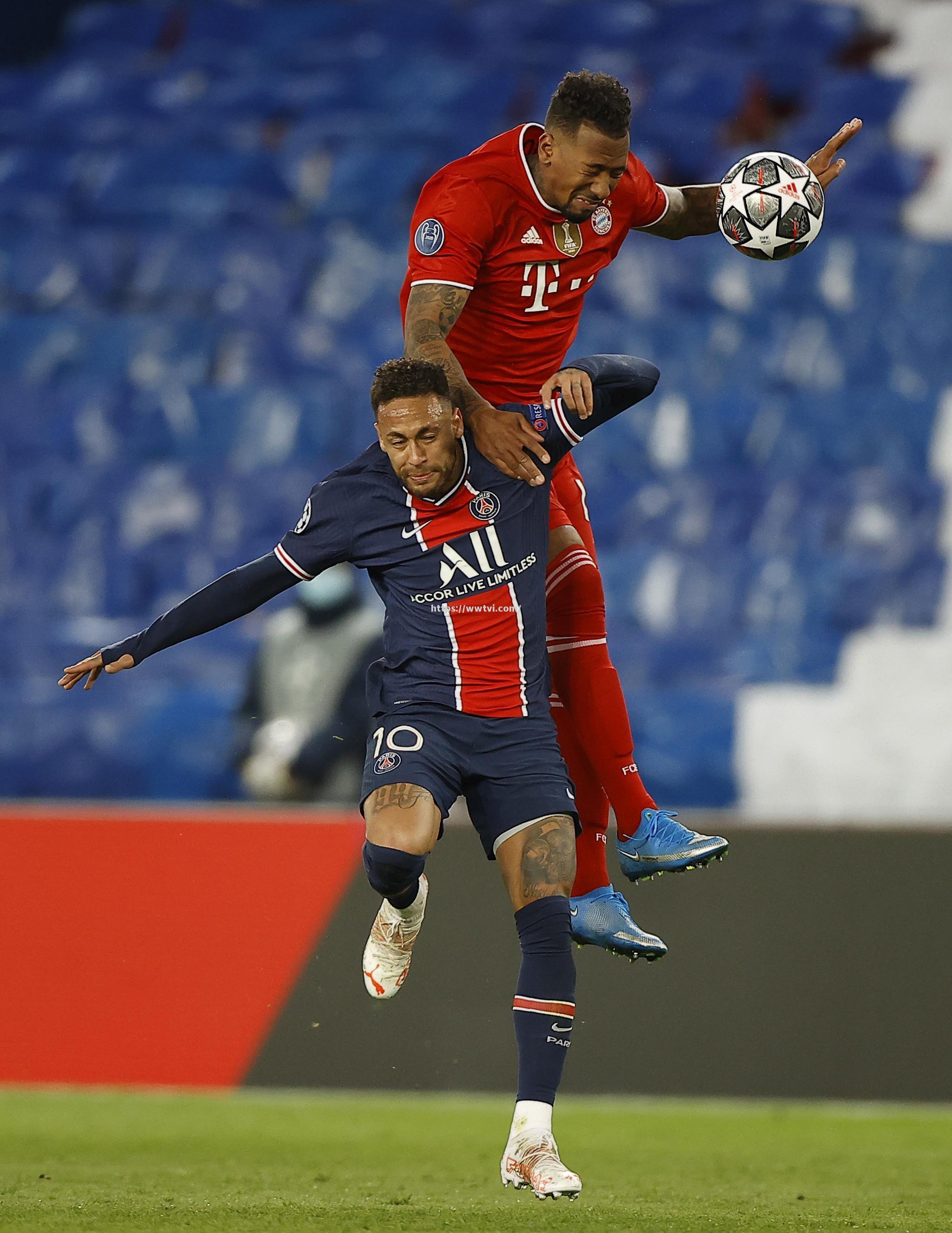 巴黎圣日耳曼晋级16强:球员获得掌声 巴黎圣日耳曼晋级16强:球员获得掌声