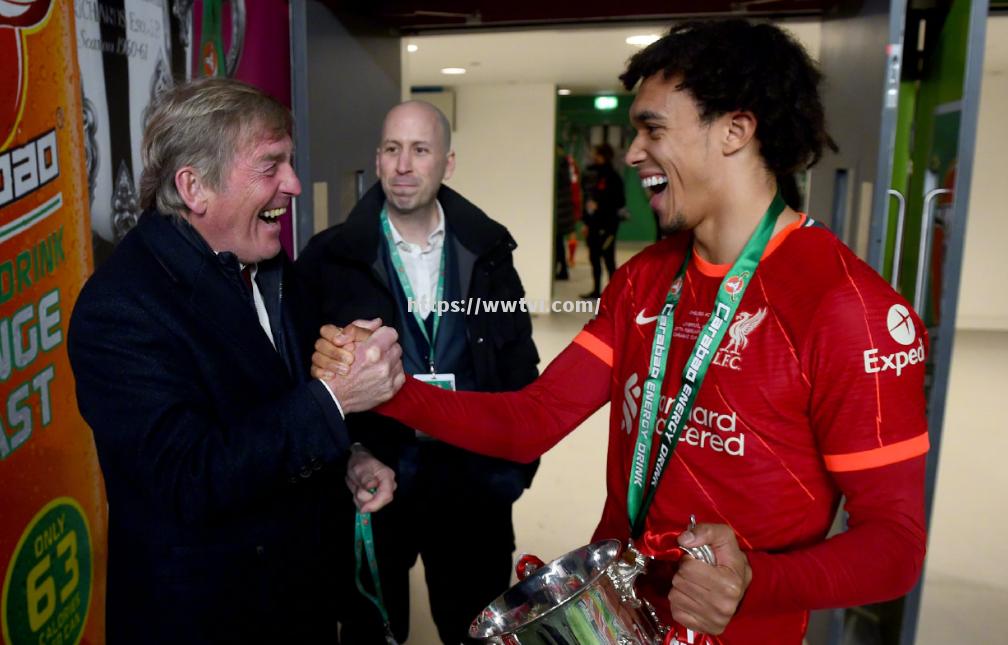 利物浦杯赛失利,主帅全力安慰球员 利物浦杯赛失利,主帅全力安慰球员