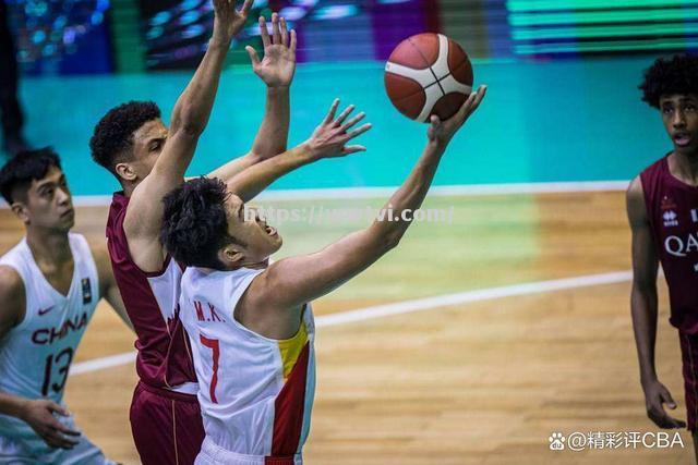 背靠背比赛对球员体能要求极高,球队教练团队需提前做好准备 背靠背比赛对球员体能要求极高,球队教练团队需提前做好准备