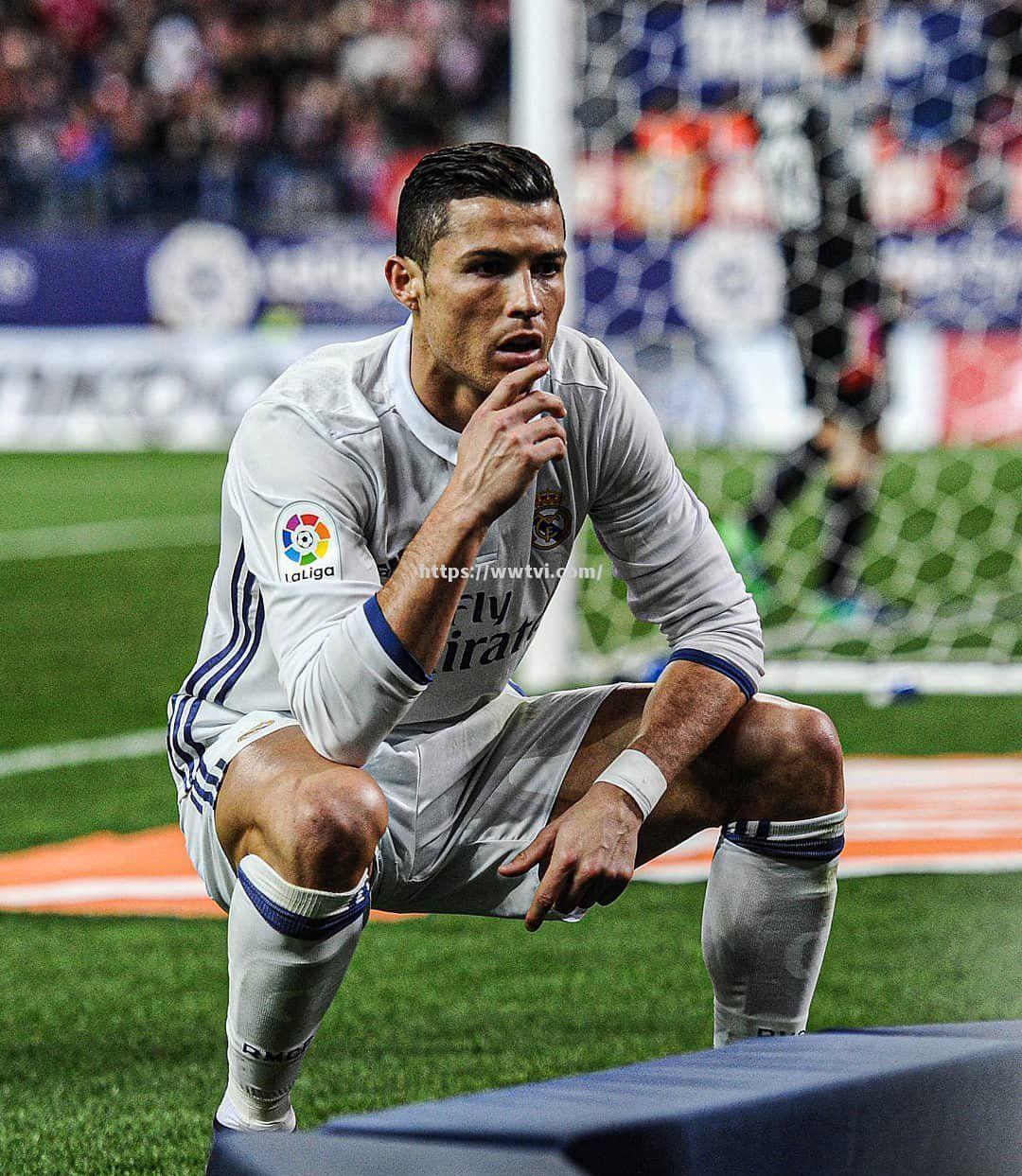 足球传奇球星的表现在场上闪光夺目 足球传奇球星的表现在场上闪光夺目