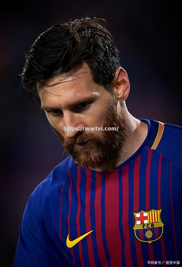 足球传奇球星的表现在场上闪光夺目 足球传奇球星的表现在场上闪光夺目