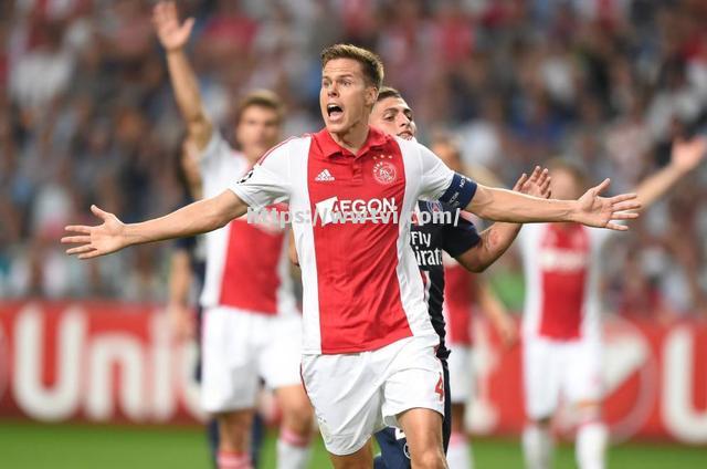 阿贾克斯前锋连场进球,成为球队得分王 阿贾克斯前锋连场进球,成为球队得分王