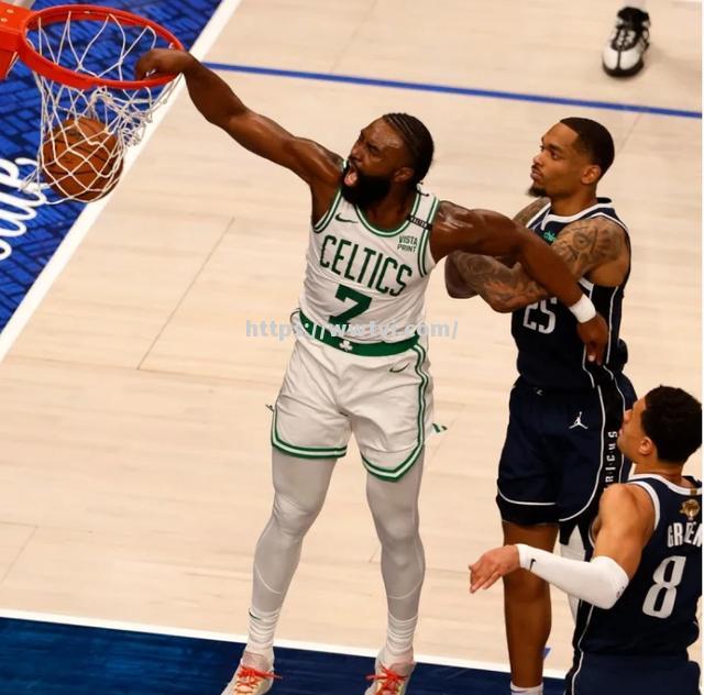 球迷狂欢!战胜对手球队赢得全场掌声 球迷狂欢!战胜对手球队赢得全场掌声