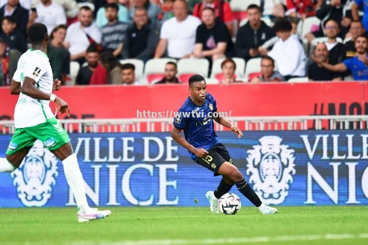 圣埃蒂安逆转取胜,球员情绪高涨 圣埃蒂安逆转取胜,球员情绪高涨