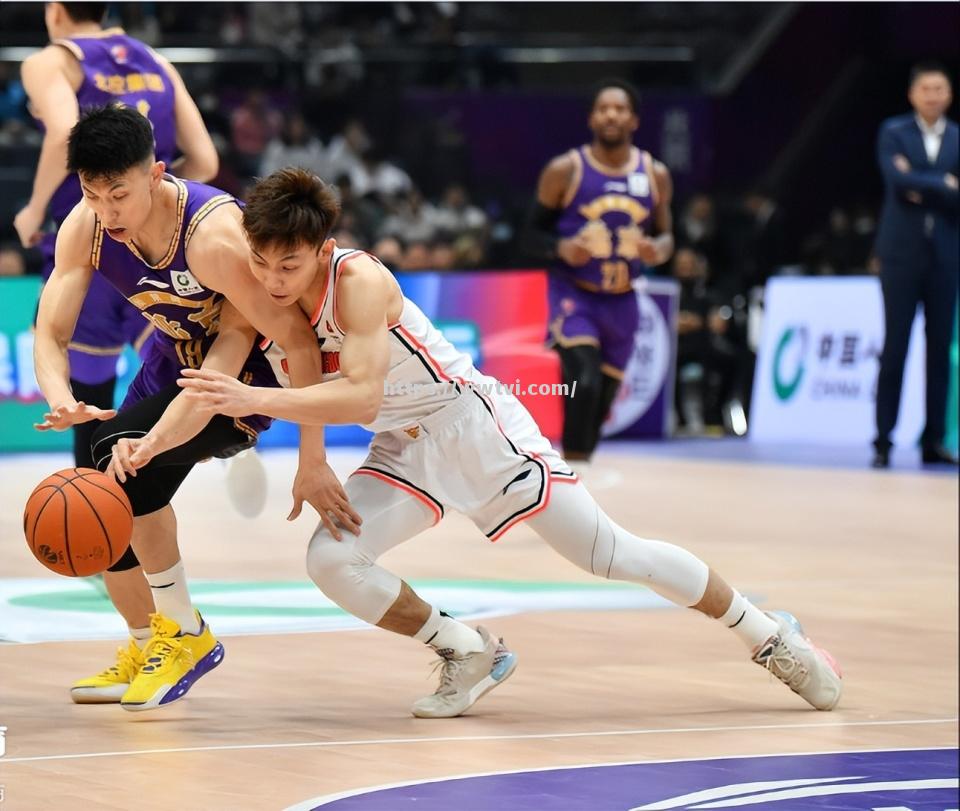 篮球职业联赛季后赛激烈进行,豪强争雄竞争激烈 篮球职业联赛季后赛激烈进行,豪强争雄竞争激烈