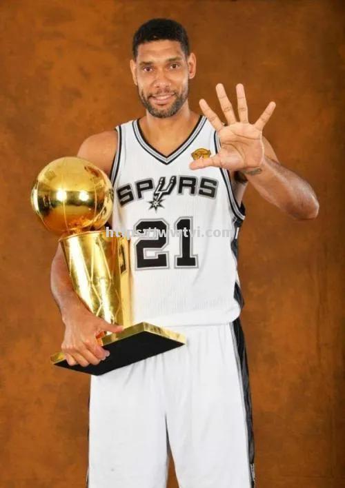 精彩对抗中球员个人实力光芒四射,带领球队赢得胜利 精彩对抗中球员个人实力光芒四射,带领球队赢得胜利