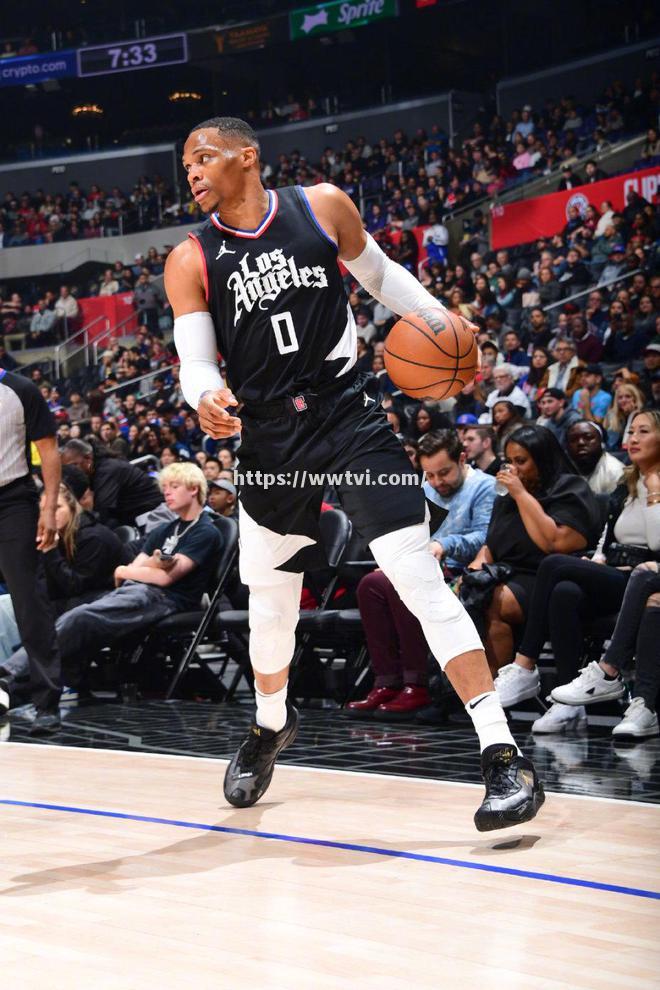 快船前锋在比赛中扛起全队责任力挽狂澜 快船前锋在比赛中扛起全队责任力挽狂澜