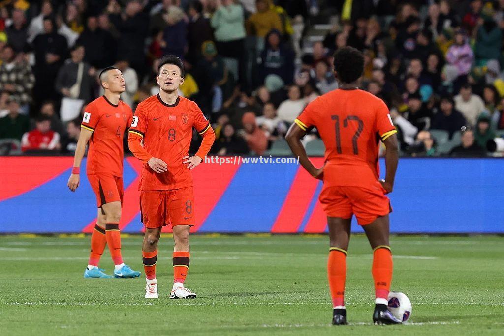 球队教练研究新战术,备战接下来的比赛 球队教练研究新战术,备战接下来的比赛