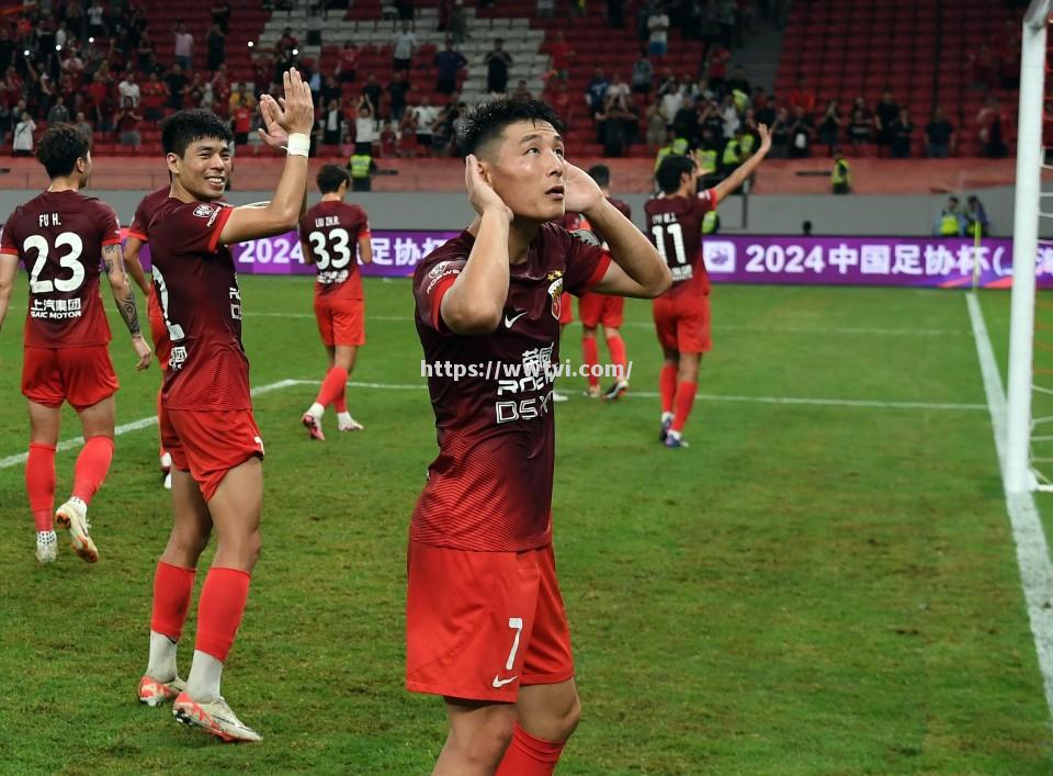 恒大客场击败申花,取得三分 恒大客场击败申花,取得三分