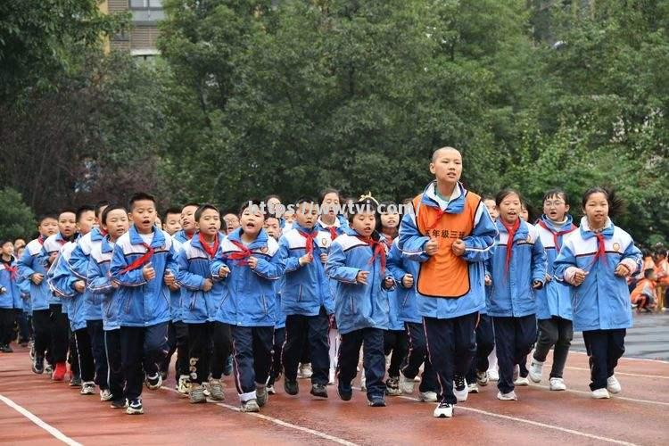 队员斗志昂扬,冲刺目标永不放弃 队员斗志昂扬,冲刺目标永不放弃