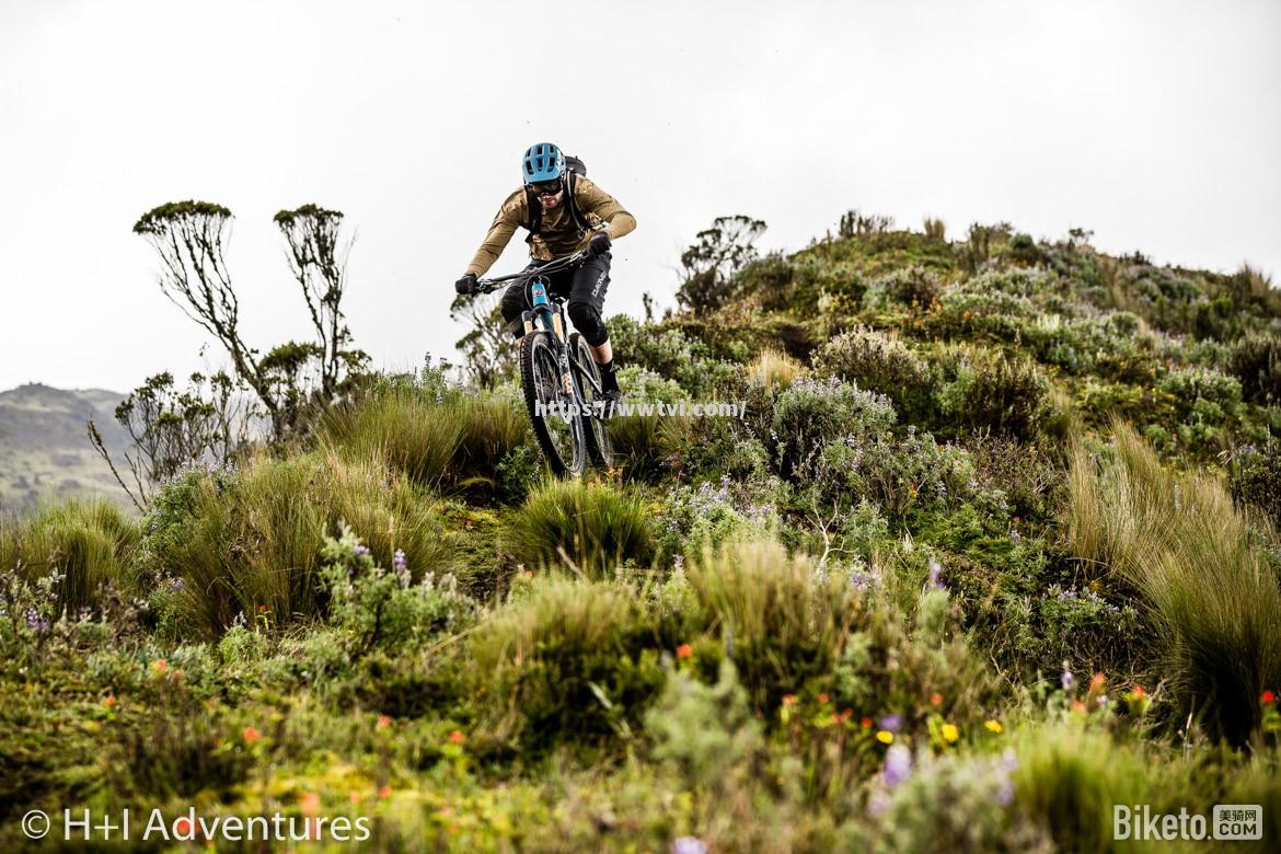 厄瓜多尔自行车选手轻松骑行 厄瓜多尔自行车选手轻松骑行