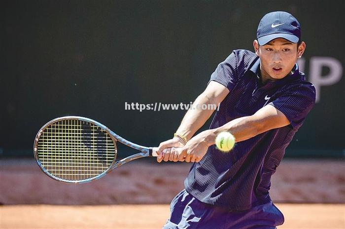 厄瓜多尔自行车选手轻松骑行 厄瓜多尔自行车选手轻松骑行