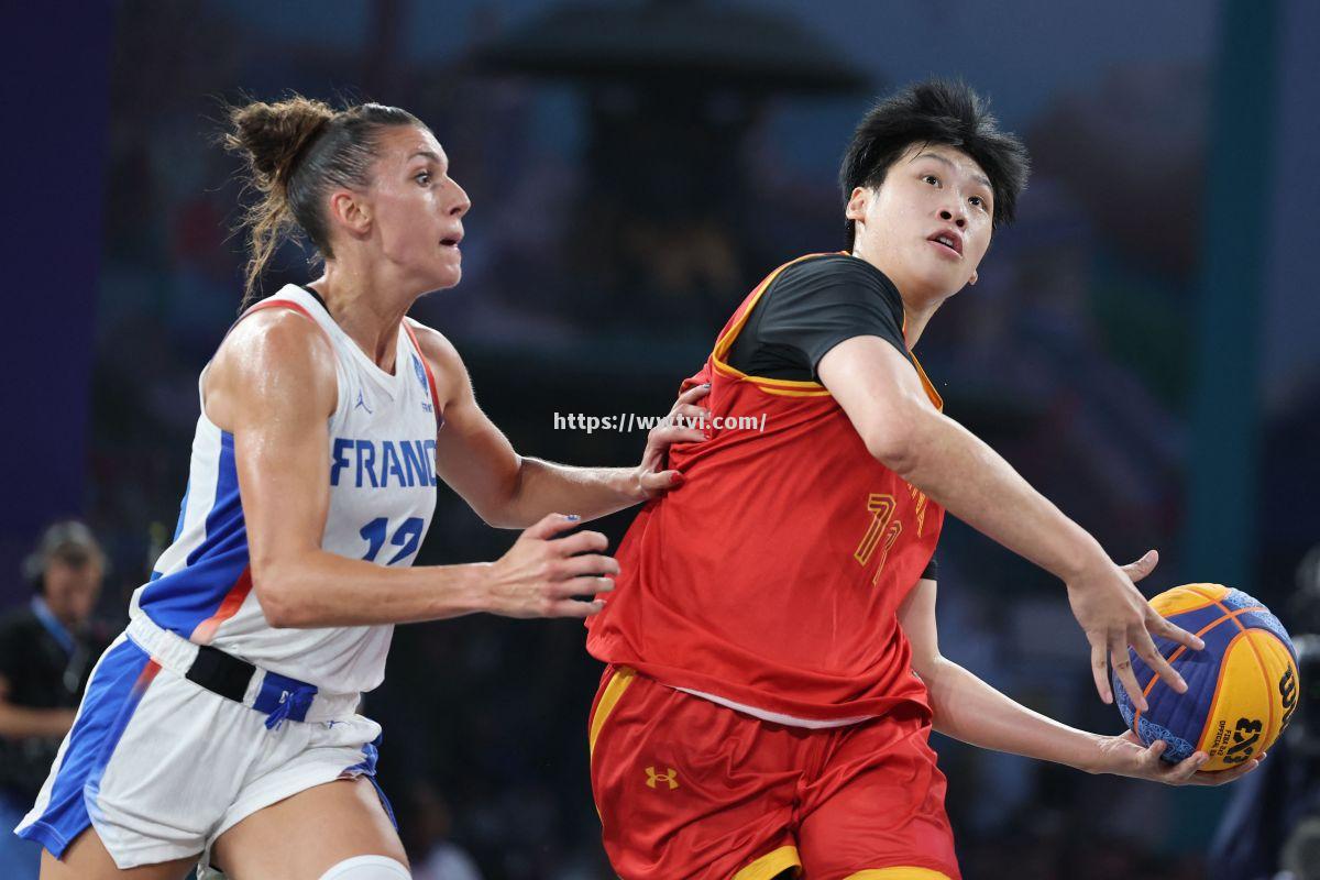 男子篮球比赛中,澳大利亚与法国展开激烈对决 男子篮球比赛中,澳大利亚与法国展开激烈对决