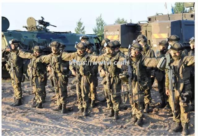 芬兰选手一箭射中靶心,夺得射击男子团体冠军 芬兰选手一箭射中靶心,夺得射击男子团体冠军