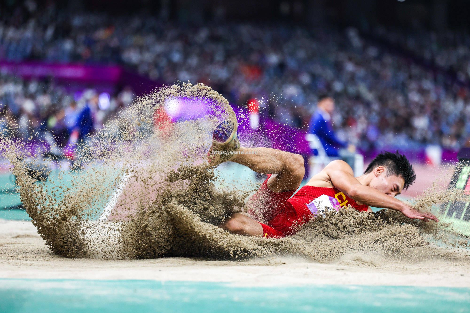 燃烧激情!运动员们在场上奋力拼搏 燃烧激情!运动员们在场上奋力拼搏