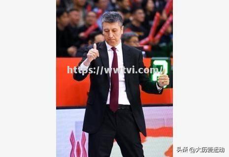 老将球员传授经验,带领年轻球员成长 老将球员传授经验,带领年轻球员成长