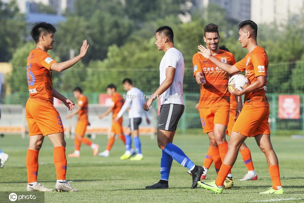 鲁能备战国安,教练研究对手阵型调整战术应对 鲁能备战国安,教练研究对手阵型调整战术应对