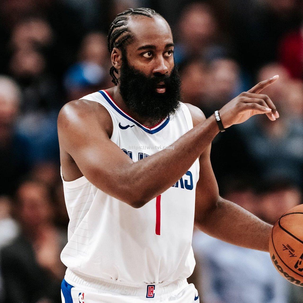 篮球巨星在场上展现非凡技艺,引发观众尖叫 篮球巨星在场上展现非凡技艺,引发观众尖叫