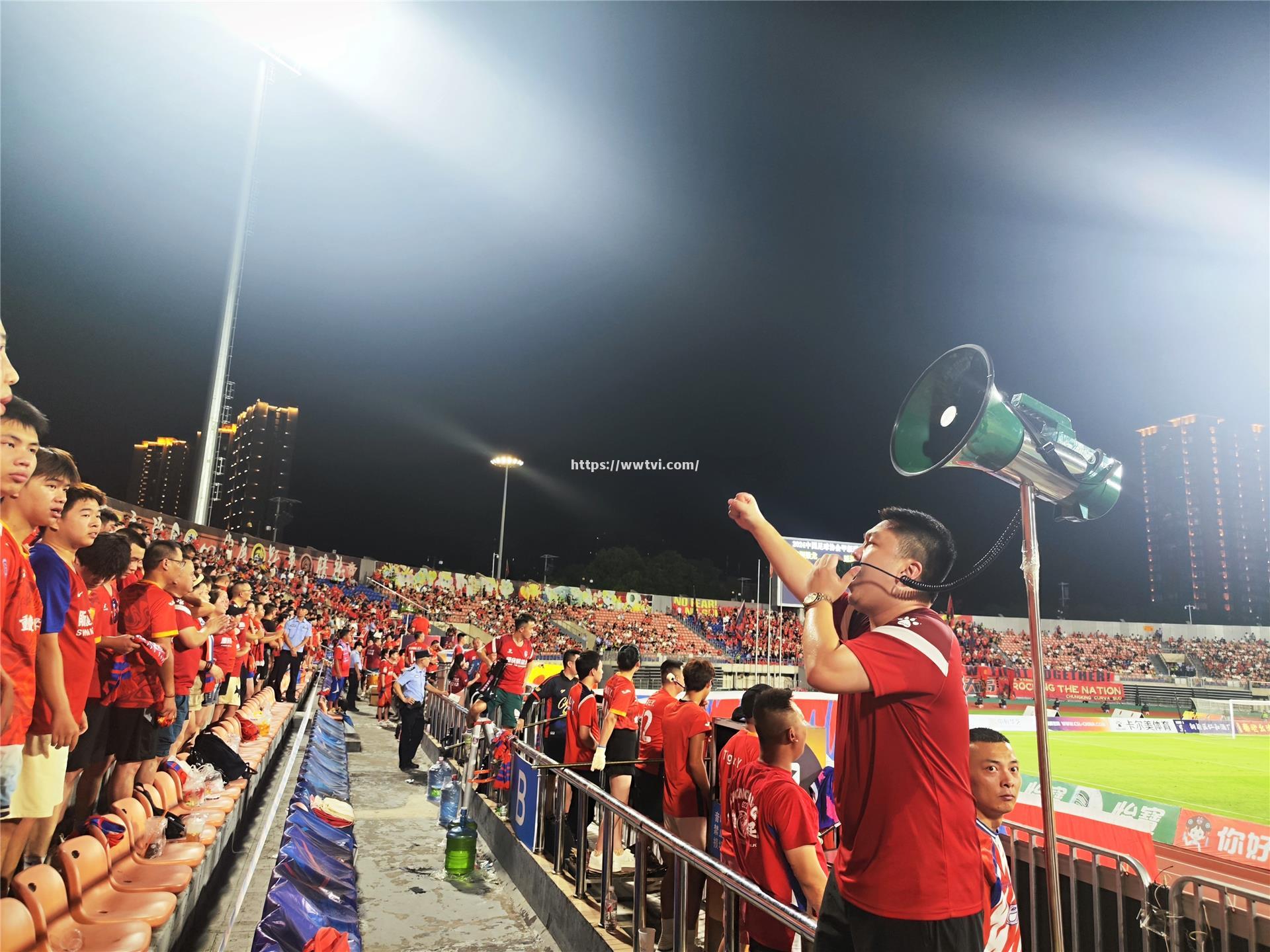 赛事现场观众热情高涨,球迷激情助威支持球队 赛事现场观众热情高涨,球迷激情助威支持球队