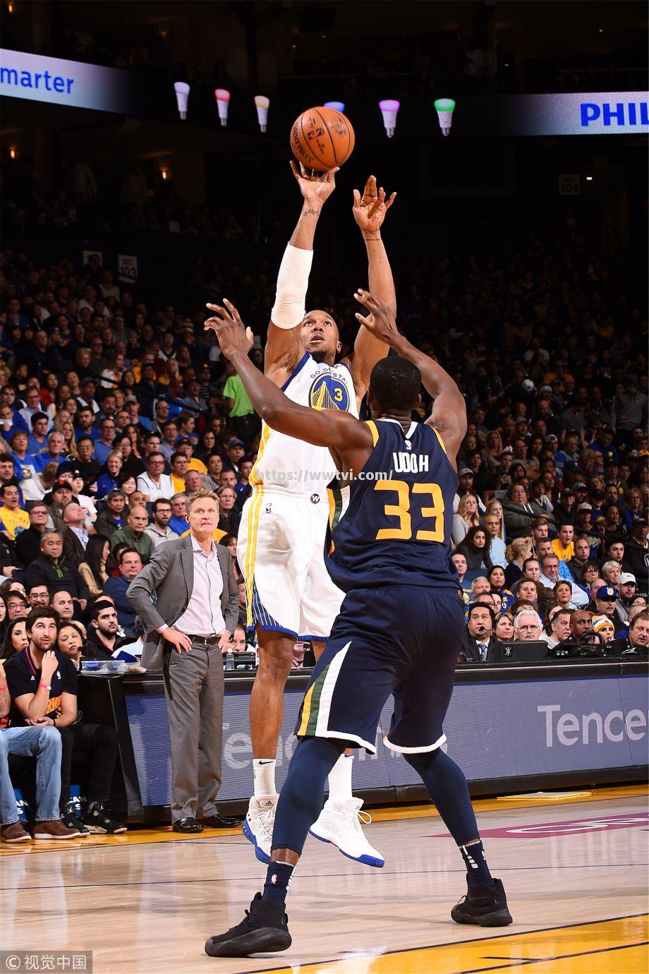 勇士主场胜爵士,久违全场球迷欢庆痛心 勇士主场胜爵士,久违全场球迷欢庆痛心