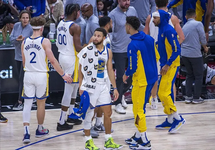 勇士惨败雄鹿,库里低迷射程难掩失落 勇士惨败雄鹿,库里低迷射程难掩失落