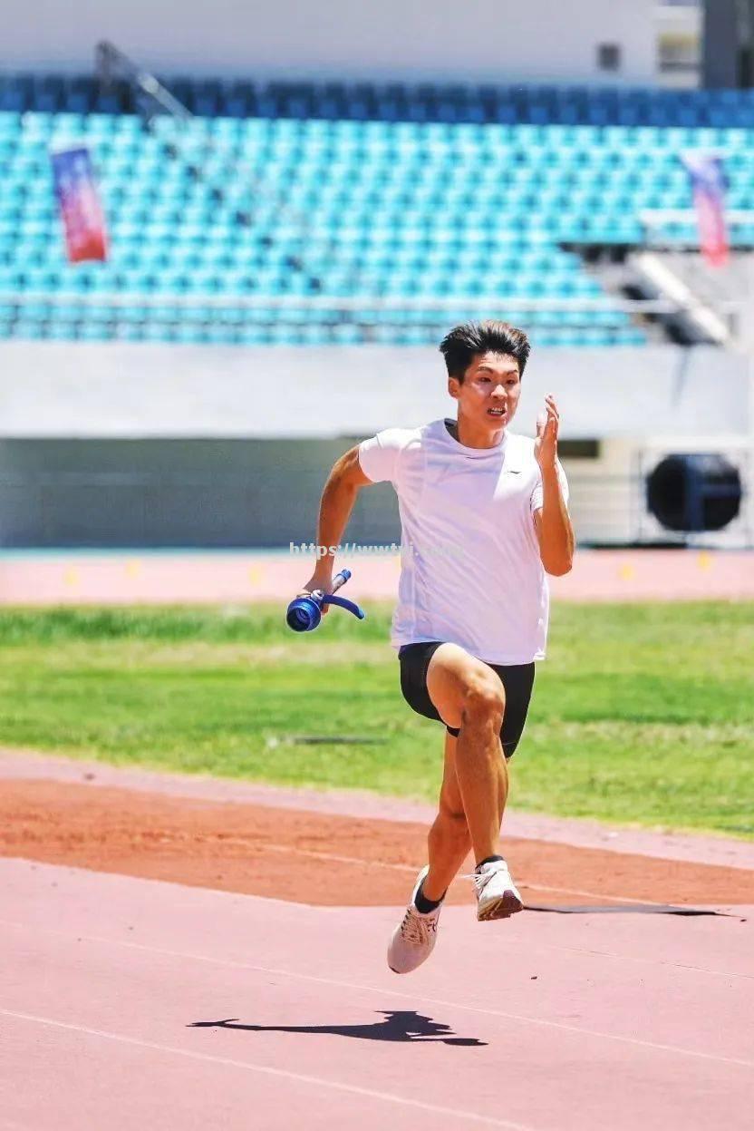 巅峰瞬间:顶级运动员在赛场上绽放 巅峰瞬间:顶级运动员在赛场上绽放