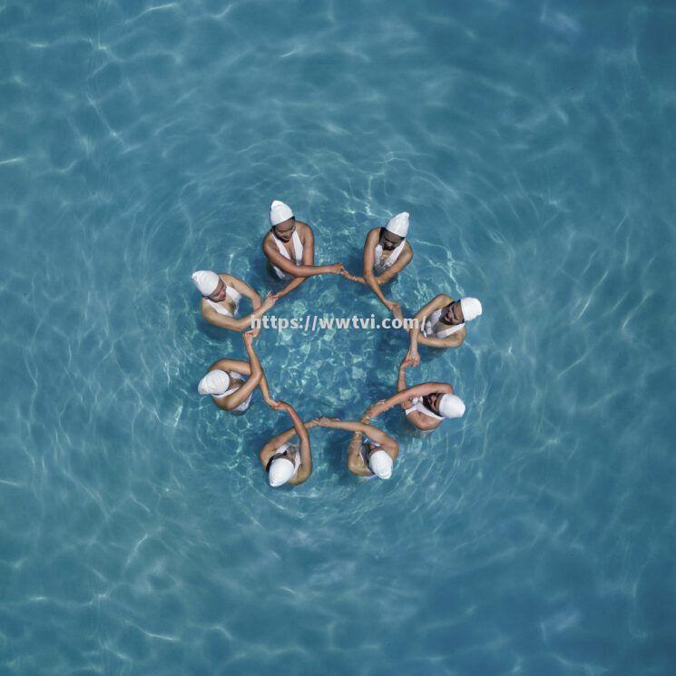 英国游泳队员优雅表演,收获称赞 英国游泳队员优雅表演,收获称赞